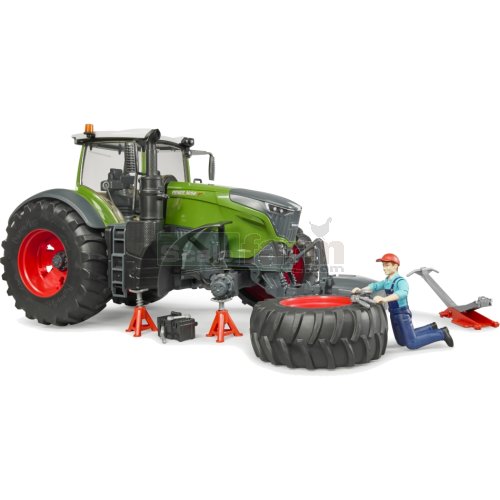 Fendt 1050 Vario Tractor with Mechanic and Accessories